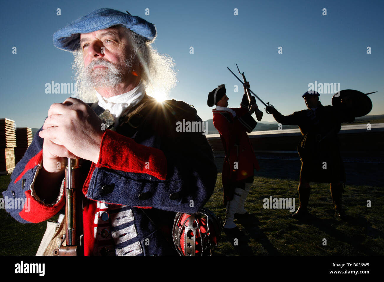 Charlie Beattie vestito come un soldato francese dal Royal Ecossais reggimento sul tetto del centro visitatori a Culloden Foto Stock