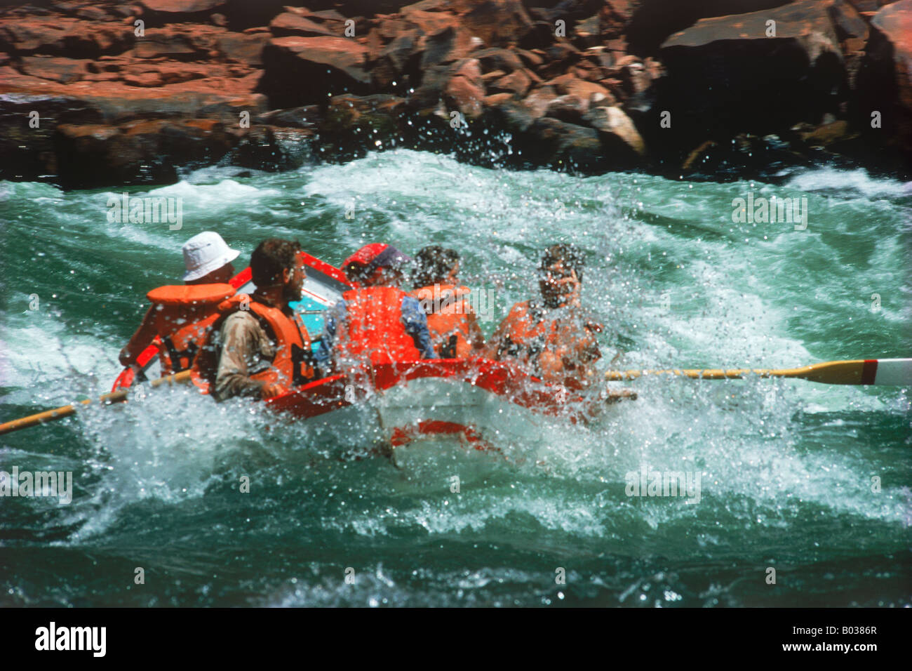 Grand Canyon Dory galleggiante attraverso Mormorando di un ruscello sul fiume Colorado Foto Stock