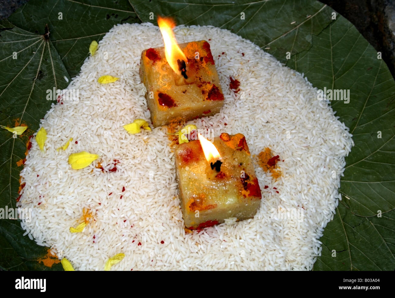 Offerta indù di arti e di riso pooja a un tempio in India Foto Stock