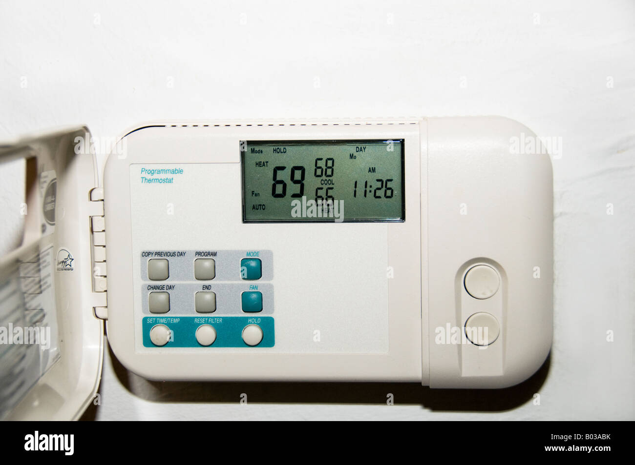 Una famiglia di calore del termostato è impostata su 66 gradi per risparmiare energia. Foto Stock
