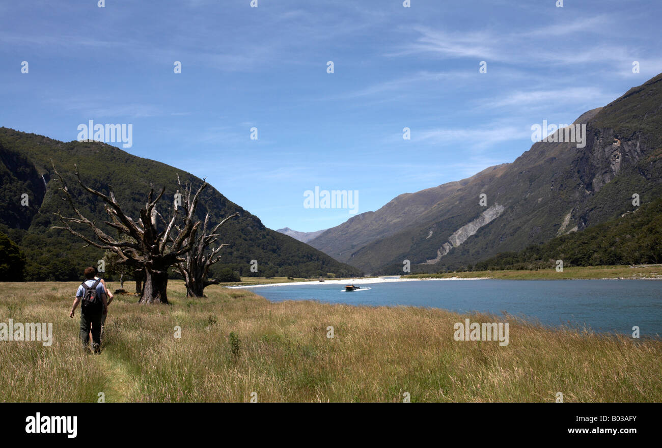 Sale riunioni il jet boat dopo la bussola a piedi attraverso la valle Wilkin nel montare gli aspiranti il Parco Nazionale di South Island, in Nuova Zelanda Foto Stock