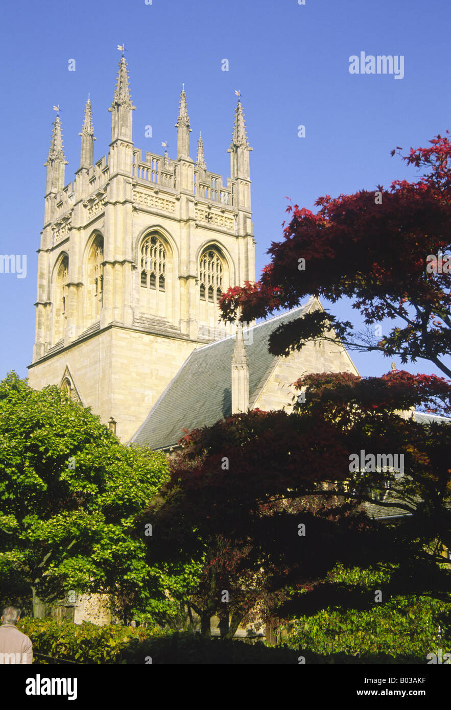 Merton College Chapel circondato da verde e rosso e in autunno le foglie dell'Università di Oxford in Inghilterra Foto Stock