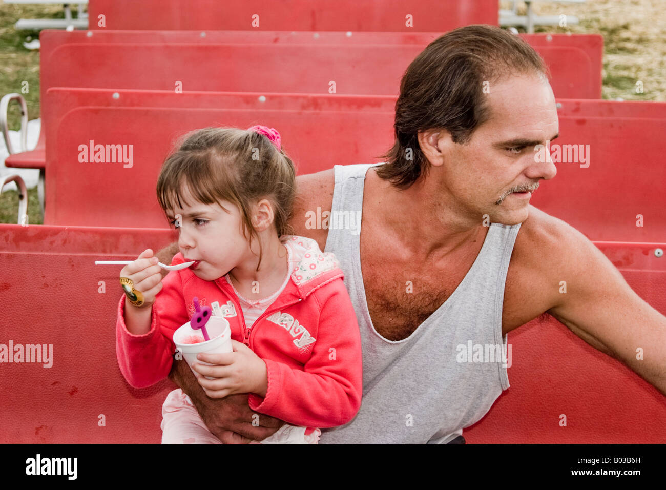 L uomo e la sua giovane figlia in posa ad una fiera in Connecticut USA Modello rilasciato Foto Stock