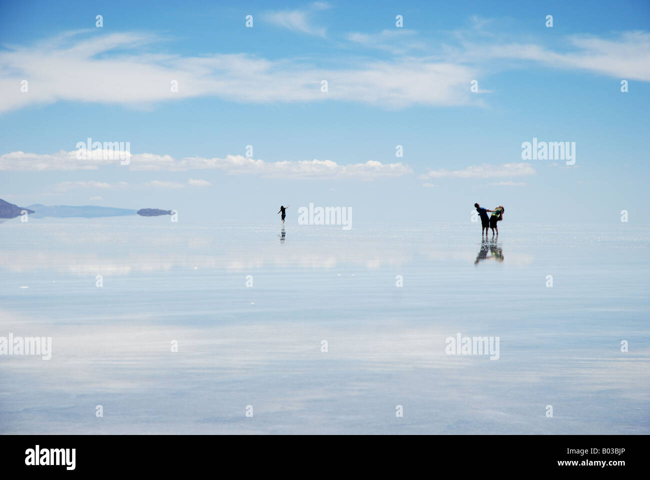 Rispecchia i contorni di turisti delle Saline di Uyuni, Bolivia, Sud America Foto Stock