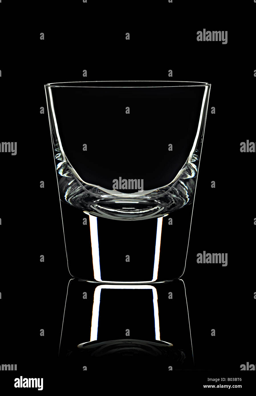 Bicchiere old fashioned su sfondo nero Foto Stock