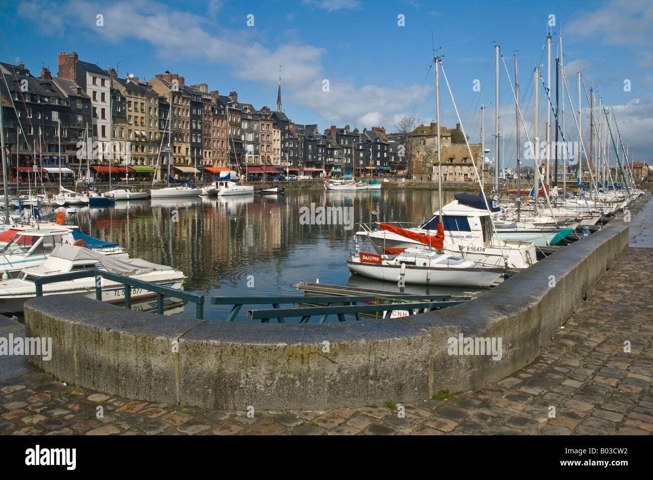 Honfleur, yacht e piccole imbarcazioni porto, Normandia, Francia Foto Stock
