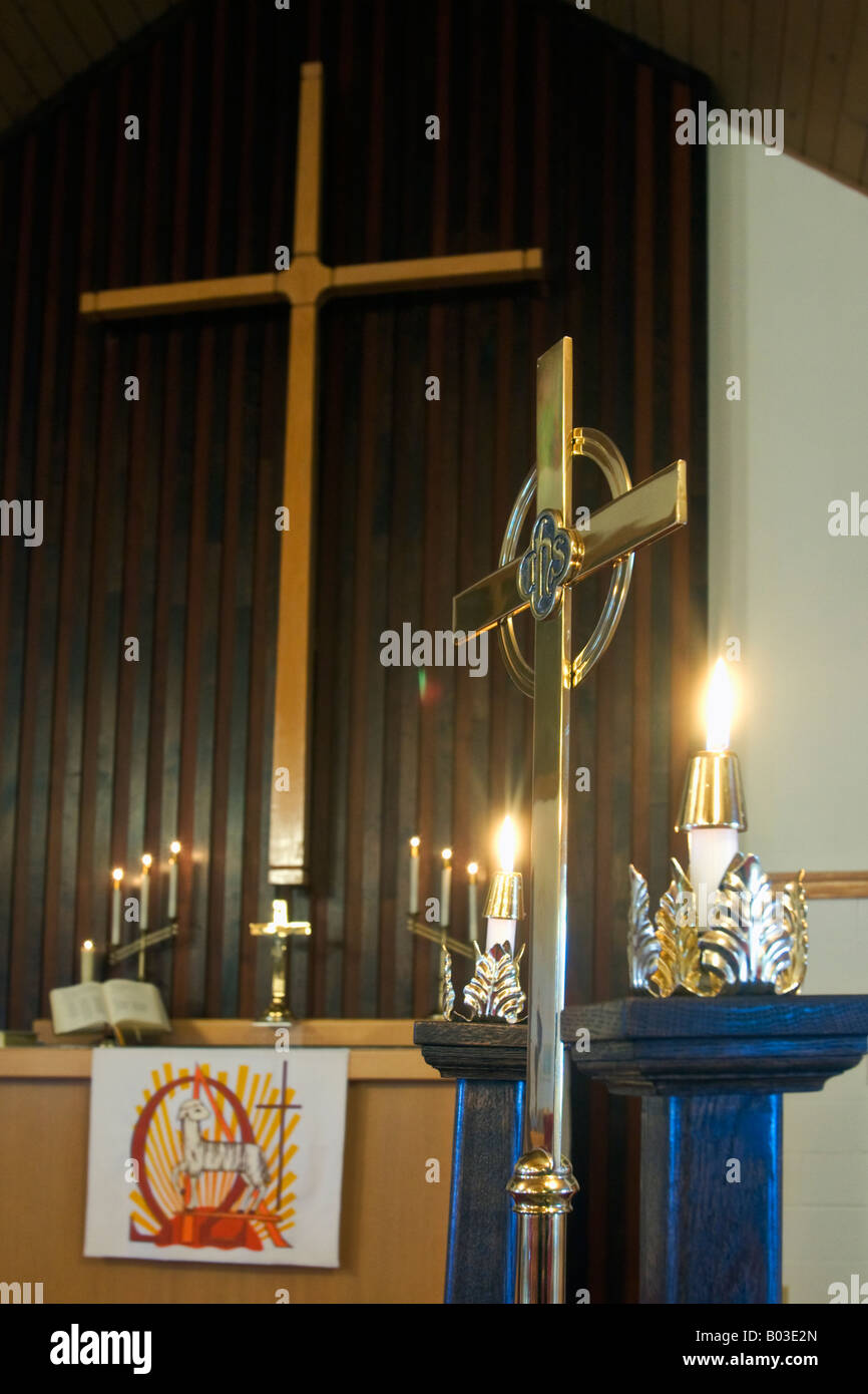 Crocifissi con candele accese dalla chiesa luterana Foto Stock