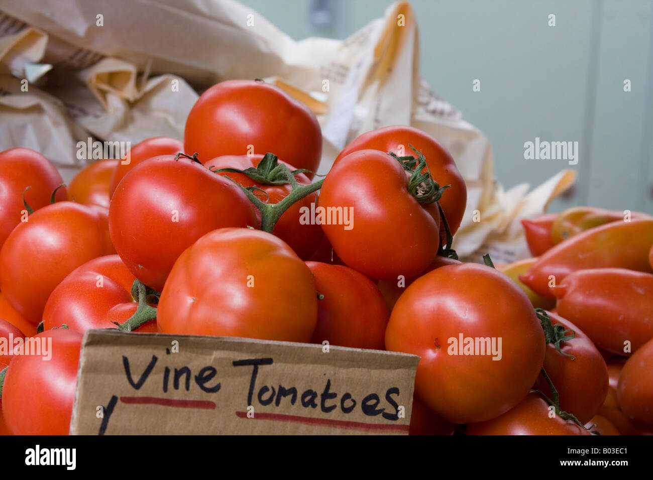Ciliegio organico pomodori a grappolo al mercato di Norwich Foto Stock