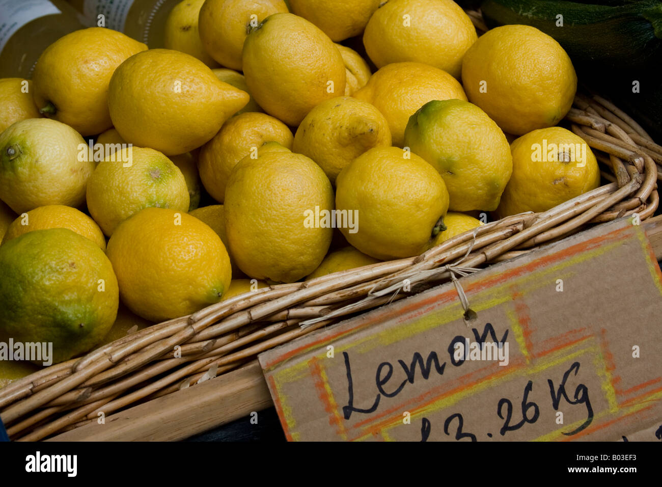Limoni organico nel mercato di Norwich Foto Stock