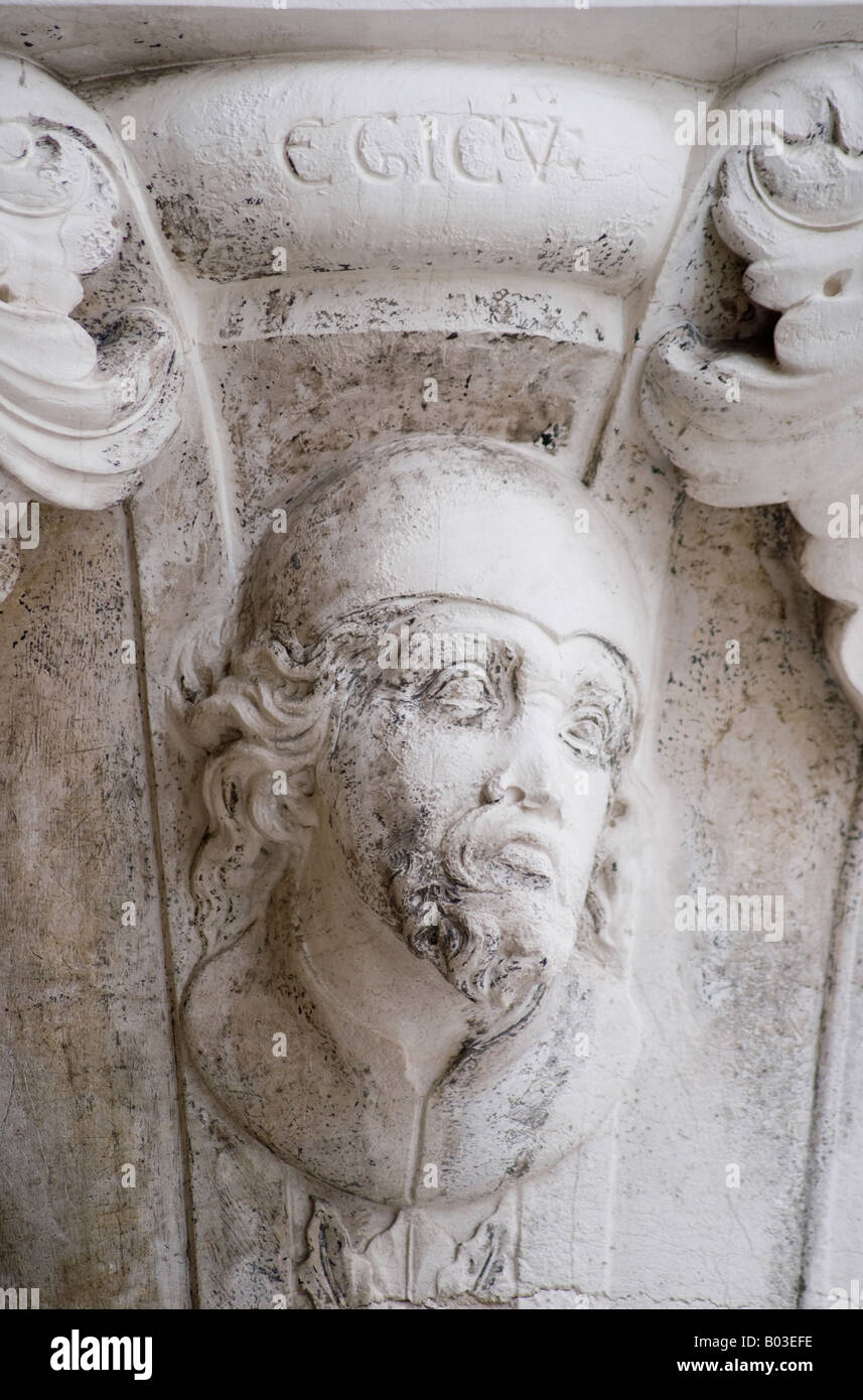 Venezia, Veneto, Italia. Dettaglio dalla sommità di un montante da gli archi del loggiato che mostra la testa egiziano di Foto Stock