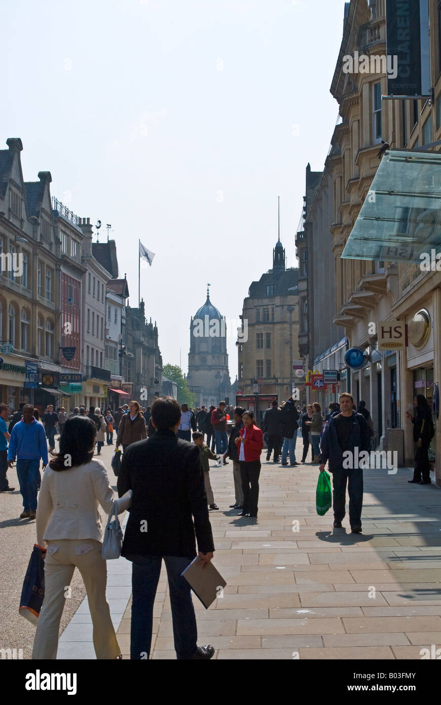 Gli amanti dello shopping in Cornmarket Street, Oxford, Inghilterra, con Tom Torre del Christ Church College in background Foto Stock