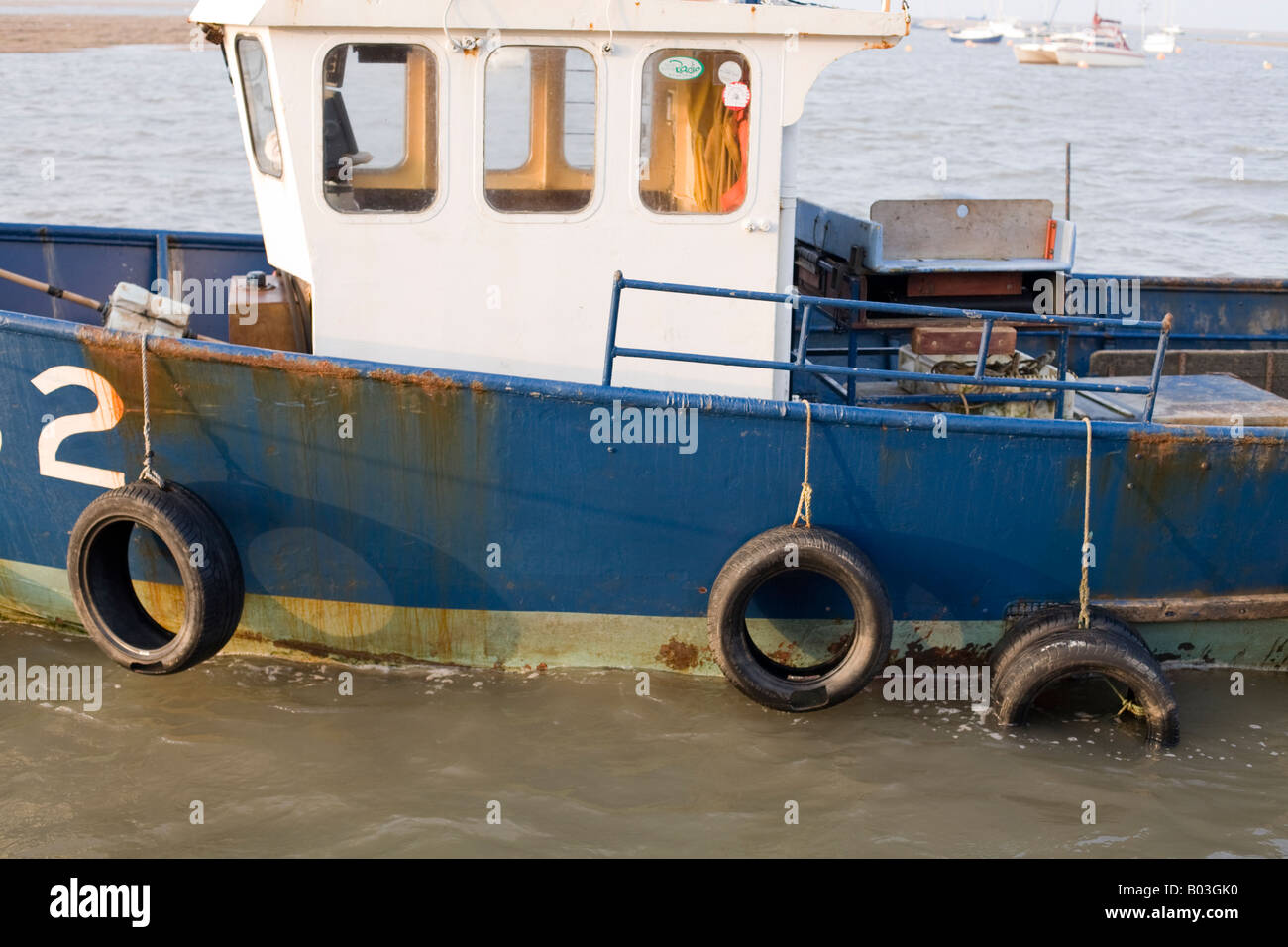 Blue barca da pesca ormeggiate per la serata di marea andando fuori Foto Stock