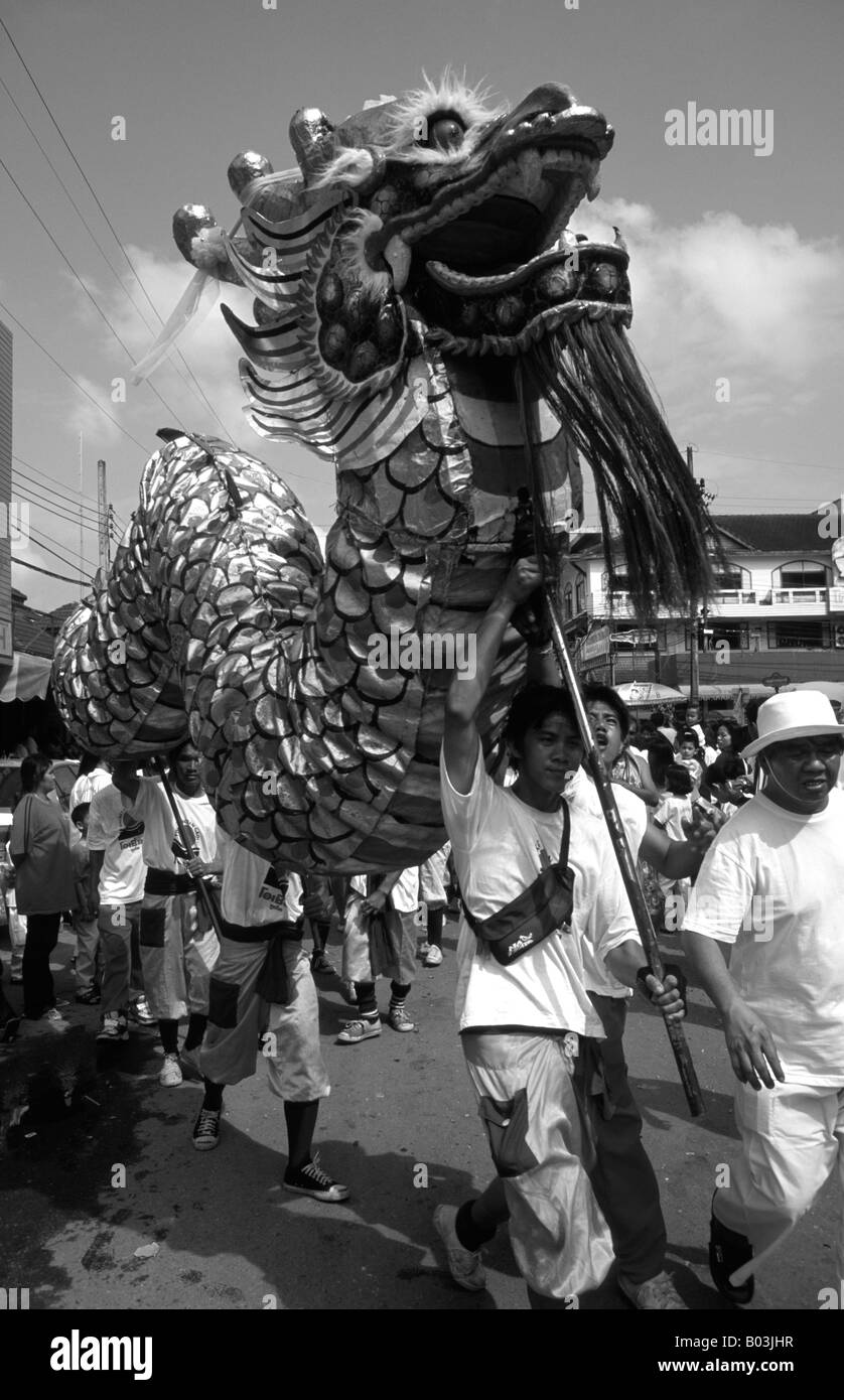 Local Thai il popolo cinese a sfilare un drago cinese Foto Stock
