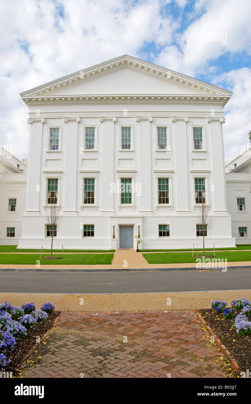 Virginia State Capitol Richmond // RICHMOND, Virginia, Stati Uniti — il Virginia State Capitol, un capolavoro architettonico progettato da Thomas Jefferson, situato a Richmond. Questo edificio storico, completato nel 1788, funge da sede dell'Assemblea generale della Virginia. È un punto di riferimento importante e un simbolo della storia legislativa dello stato. Foto Stock