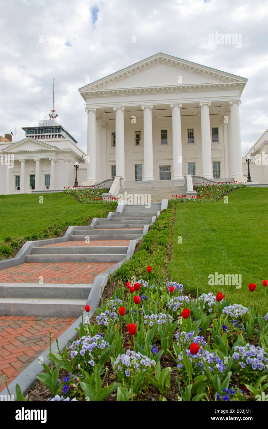 Virginia State Capitol Richmond // RICHMOND, Virginia, Stati Uniti — il Virginia State Capitol, un capolavoro architettonico progettato da Thomas Jefferson, situato a Richmond. Questo edificio storico, completato nel 1788, funge da sede dell'Assemblea generale della Virginia. È un punto di riferimento importante e un simbolo della storia legislativa dello stato. Foto Stock