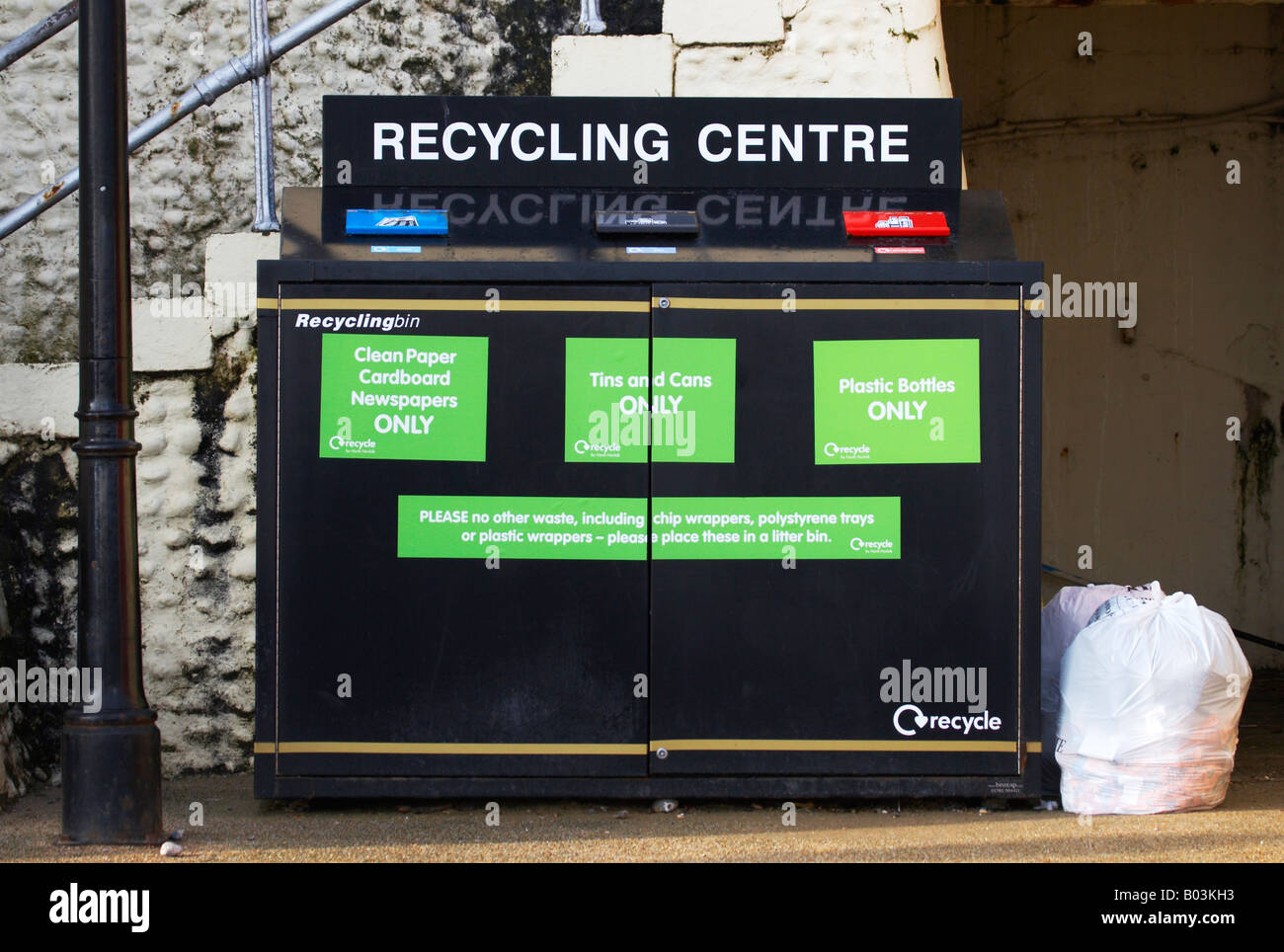 Riciclaggio pubblici Banca Centrale / Bin per le bottiglie di plastica, lattine di lattina, carta, cartone e quotidiani sulla costa di Norfolk a Cromer Foto Stock Riciclaggio pubblici Banca Centrale / Bin per le bottiglie di plastica, lattine di lattina, carta, cartone e quotidiani sulla costa di Norfolk a Cromer Foto Stock
