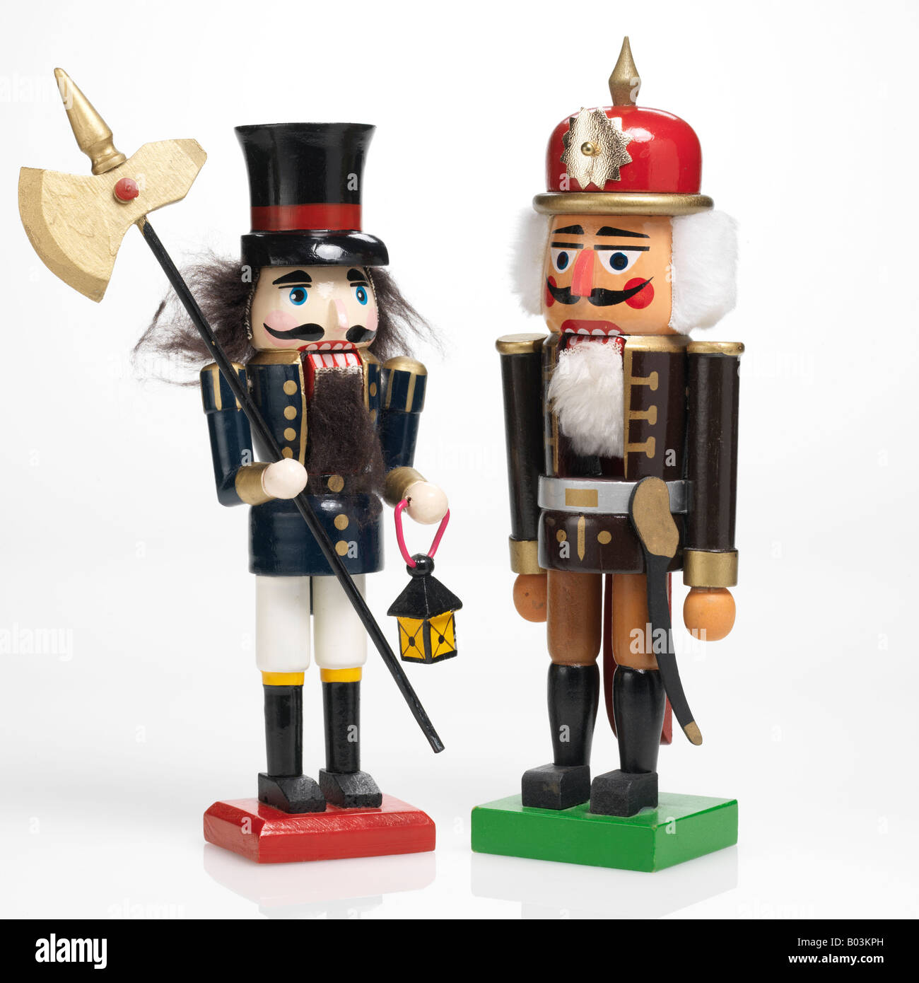 Schiaccianoci in legno su sfondo bianco Foto Stock