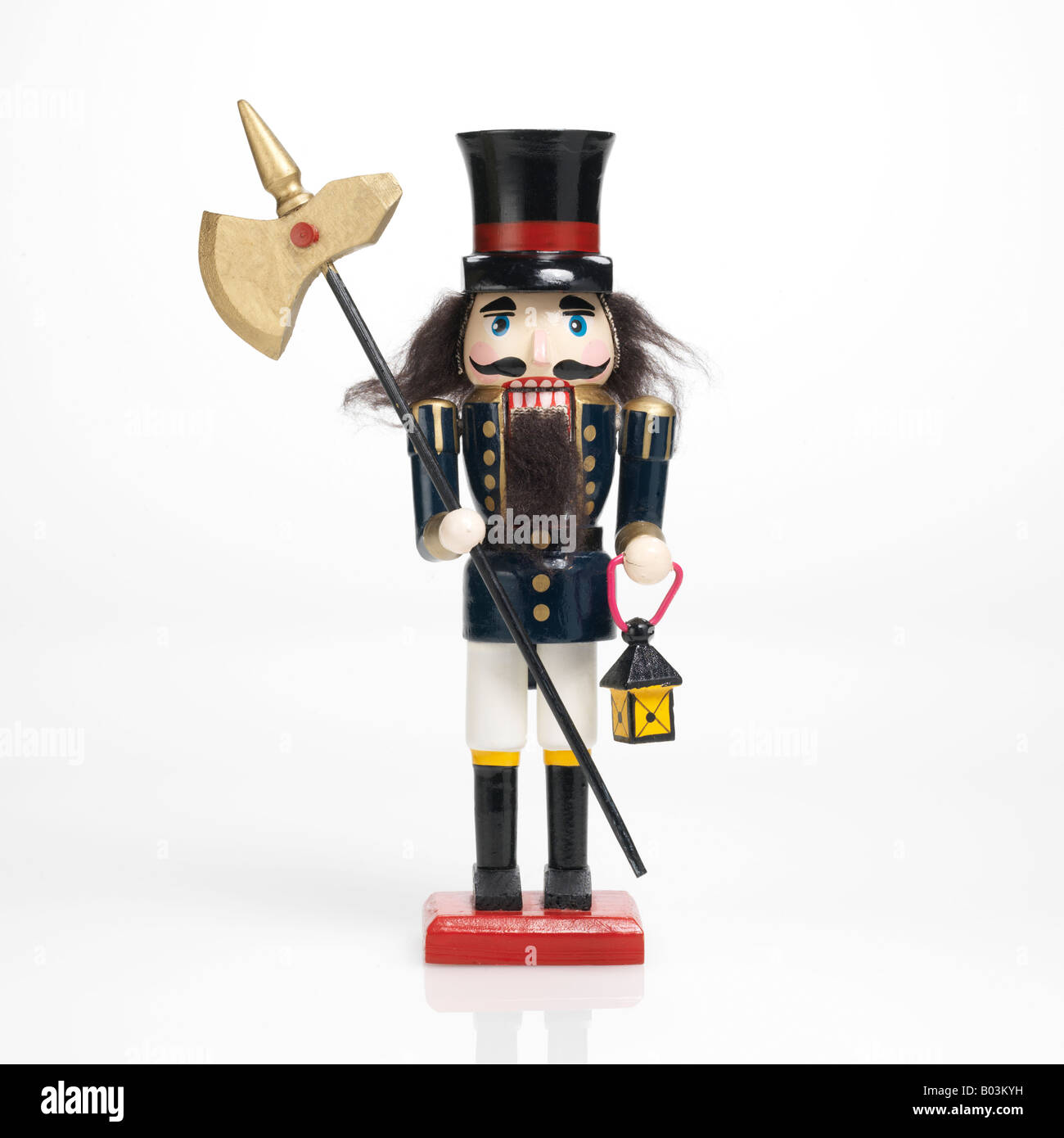 Schiaccianoci in legno su bianco Foto Stock