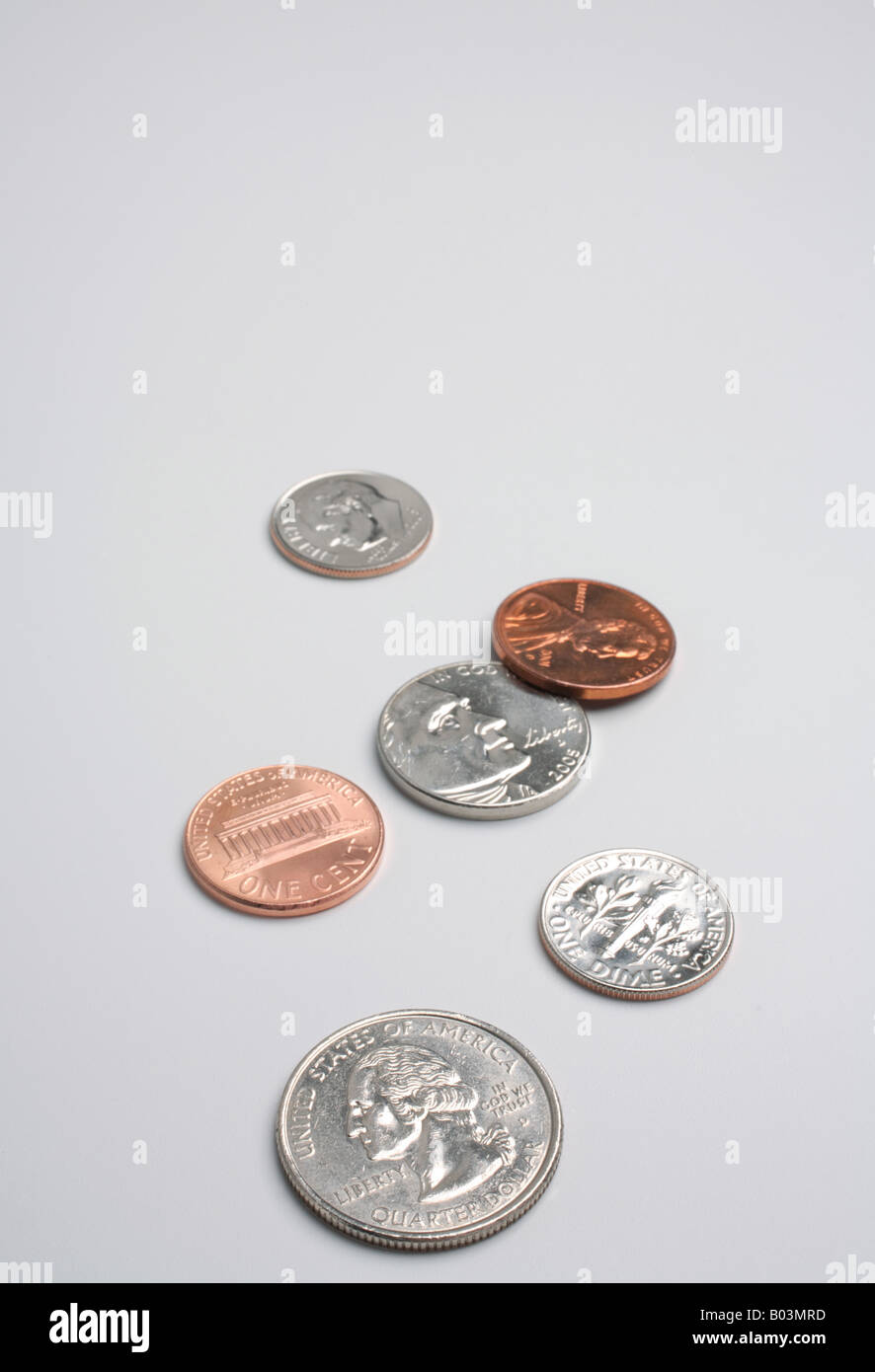 Cambiamento di ricambio sul tavolo bianco con lo spazio al di sopra del testo Foto Stock