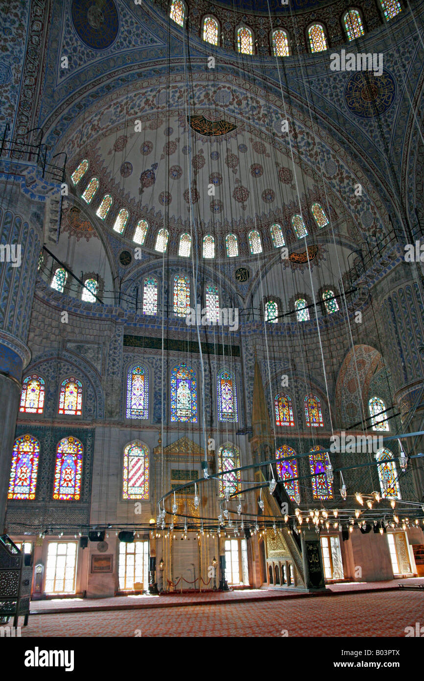 Il vetro colorato e sfolgorante tilework nella Moschea Blu di Istanbul con il mihrab e mimbar pulpito di parete di fondo Foto Stock