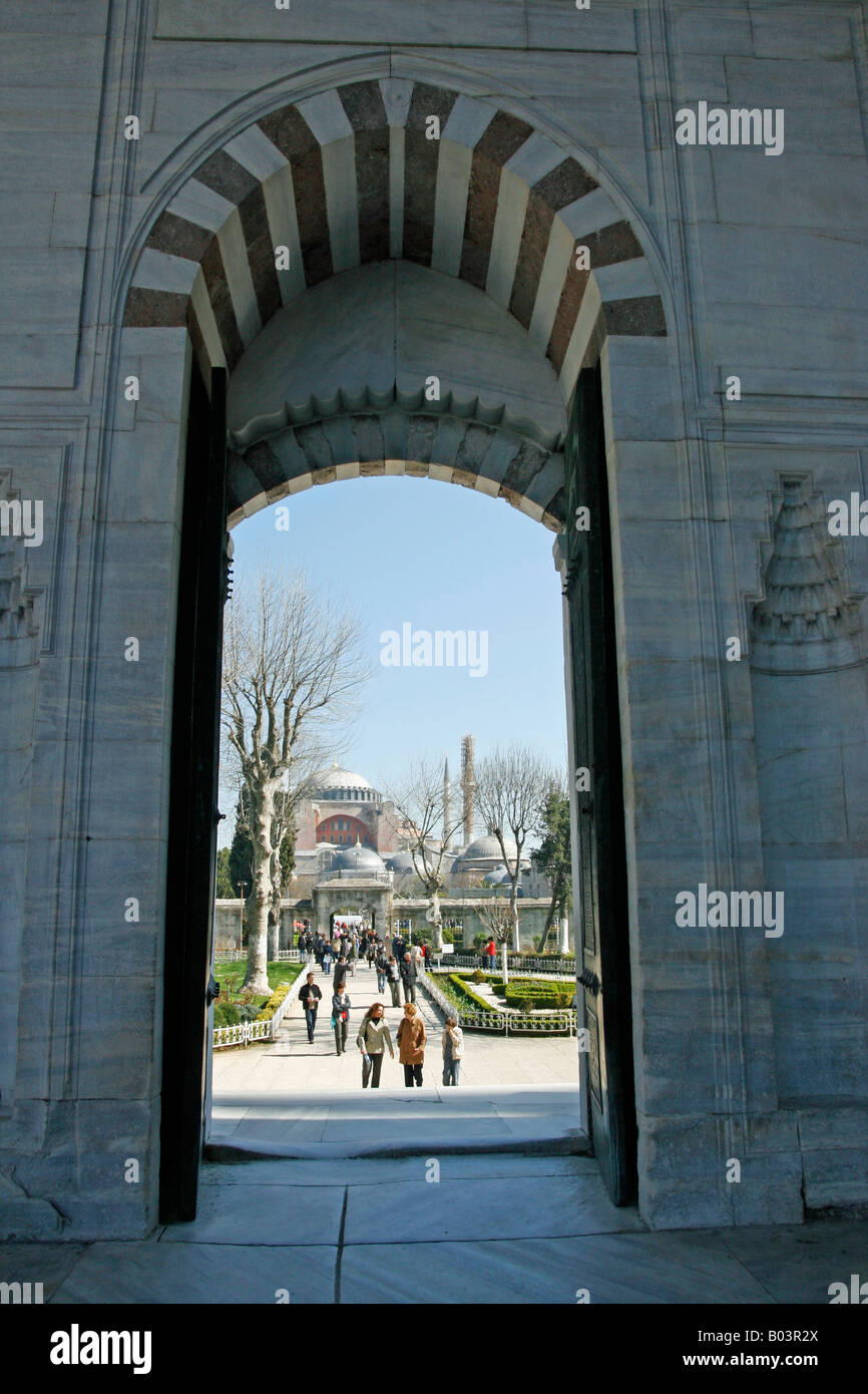 Il portale nord-est nel cortile della Moschea Blu offre un percorso di Aya Sofya Istanbul Turchia Foto Stock