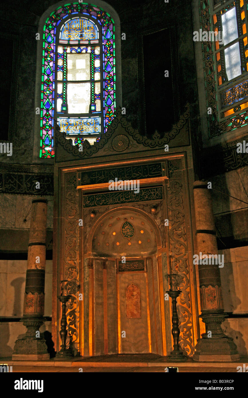 Il mihrab nicchia indicante la direzione della Mecca e alcune finestre di vetro macchiate di Aya Sofya Istanbul Turchia Foto Stock