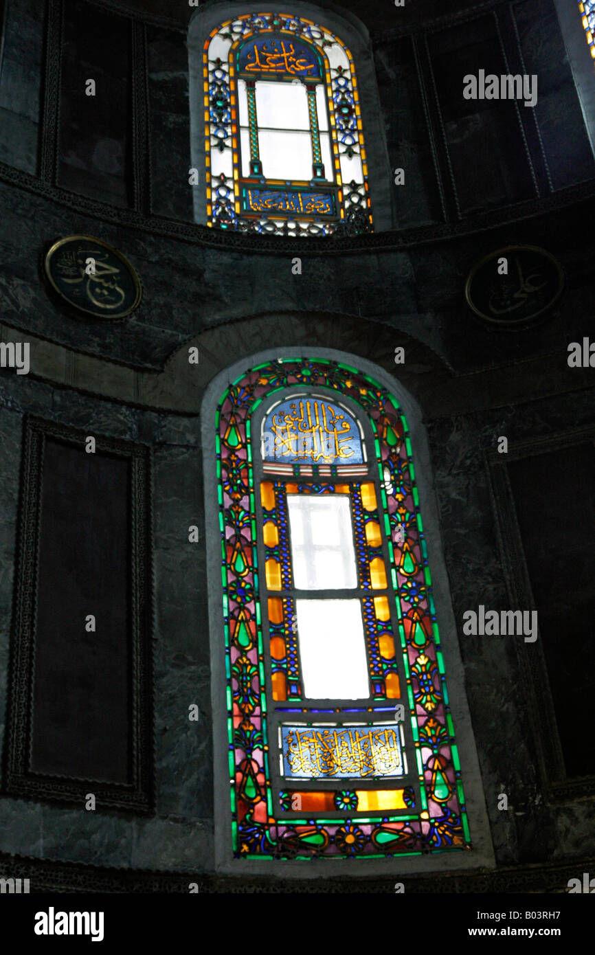 Il vetro macchiato con la calligrafia Araba a Aya Sofya Istanbul Turchia Foto Stock