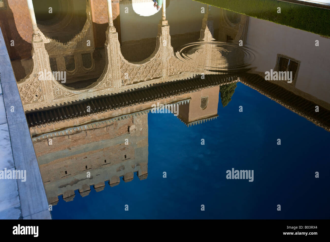 La riflessione del portico settentrionale e la torre di Comares in piscina presso la Corte dei Mirti, aka corte della piscina Foto Stock