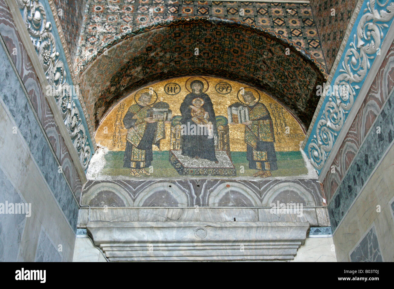 Il mosaico della Vergine e il Bambino fiancheggiata da due Imperatori si trova al di sopra del portale dell'Imperatore Aya Sofya Istanbul Turchia Foto Stock