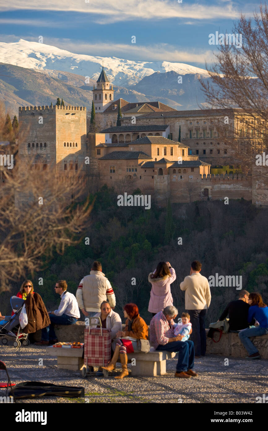 Attività a Mirador del San Nicolas nel quartiere di Albayzin, con una vista della città di Alhambra di Granada, provincia di Granada Foto Stock