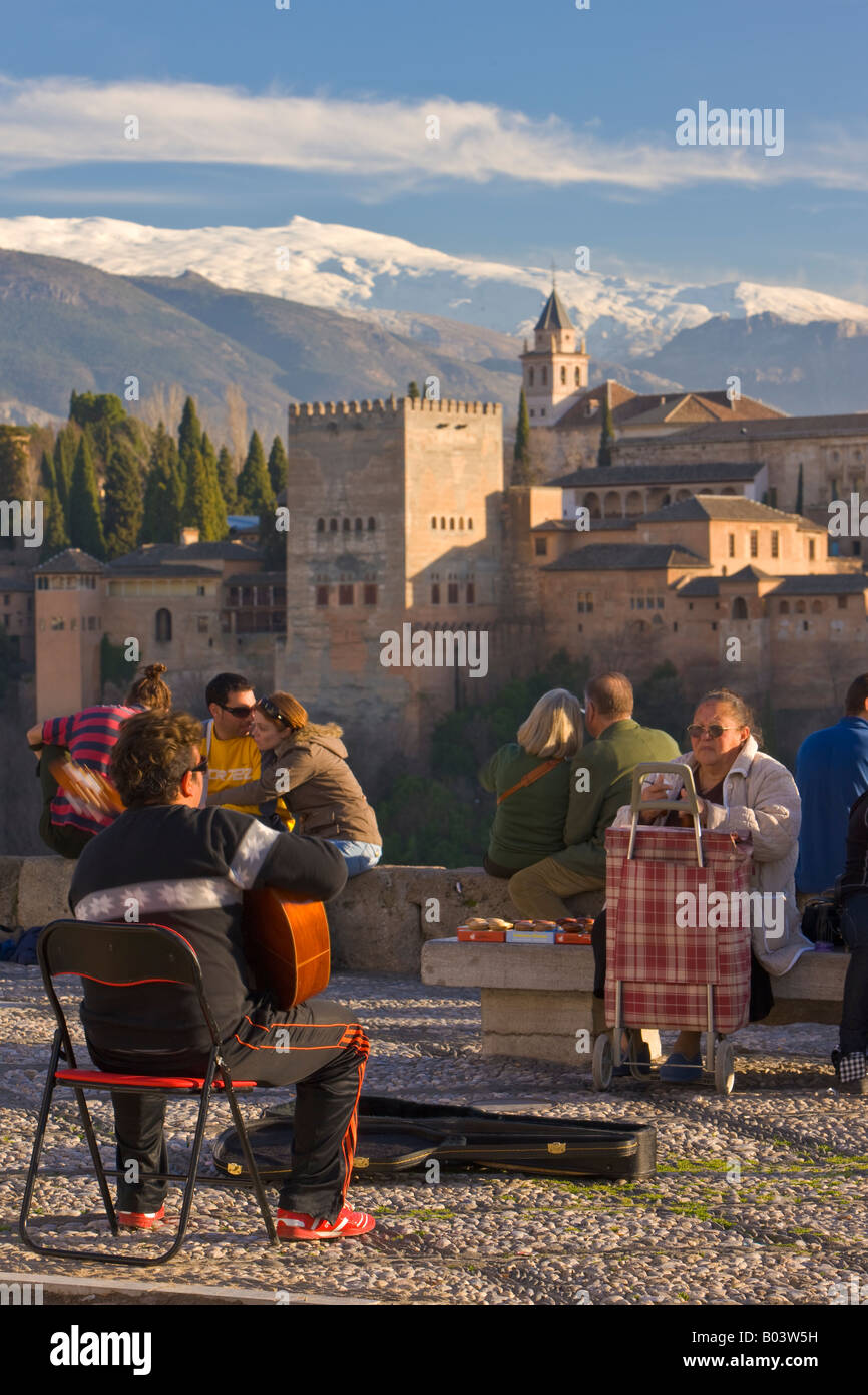 Attività a Mirador del San Nicolas nel quartiere di Albayzin, con una vista dell'Alhambra di Granada, provincia di Granada Foto Stock