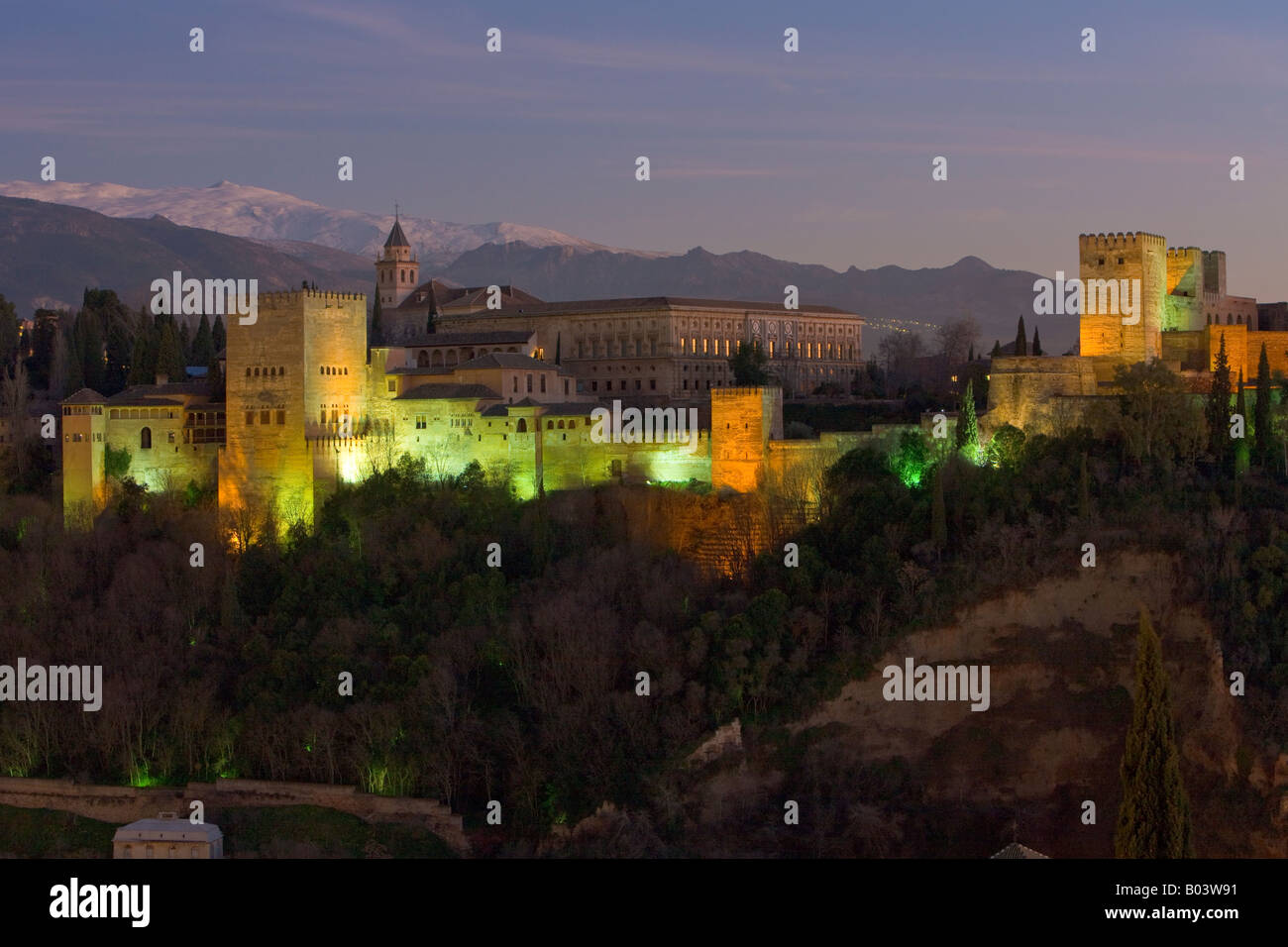 L'Alhambra (Alhambra)-un Sito Patrimonio Mondiale dell'UNESCO al crepuscolo, città di Granada, provincia di Granada, Andalusia (Andalucia) Foto Stock