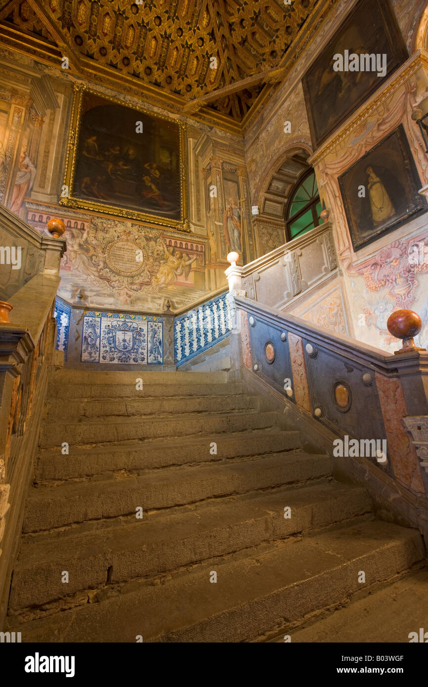 Altamente scalinata decorata all'Ospedale Universitario Virgen de las Nieves-Hospital San Juan de Dios (San Juan de Dios Ospedale) Foto Stock