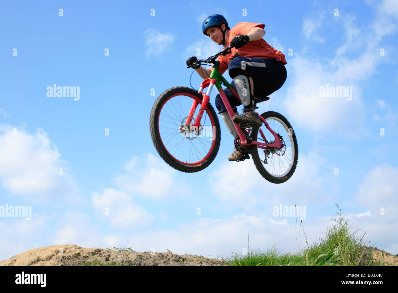 Uomini Salto con la sua mountain bike Foto Stock