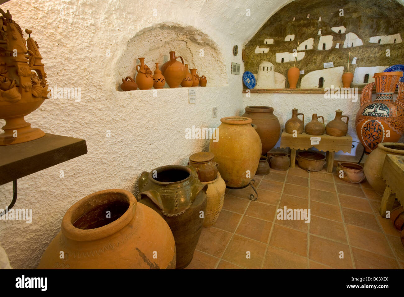 Urne cinerarie e vasi al Museo de Alfareria Cueva La Alcazaba, Museo della Ceramica, Guadix, provincia di Granada, Andalusia (Andalucia) Foto Stock