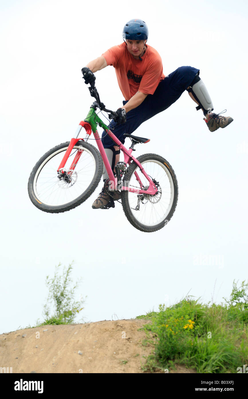 Uomini Salto con la sua mountain bike Foto Stock