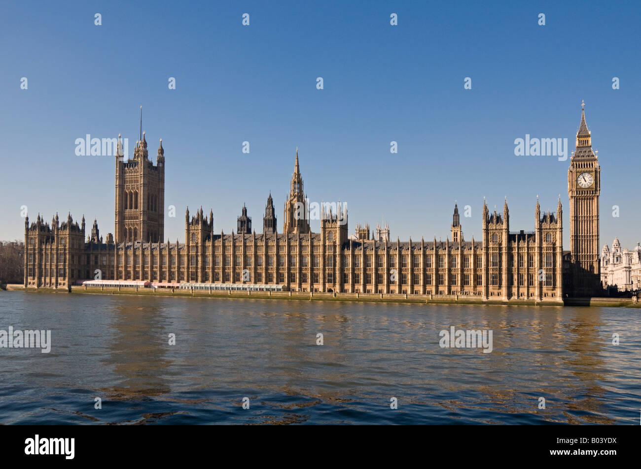 Case del Parlamento sul Fiume Tamigi Londra Foto Stock