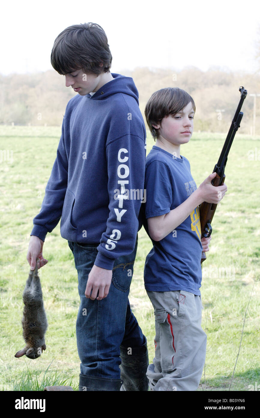 Ragazzi con la pistola e il coniglio Foto Stock