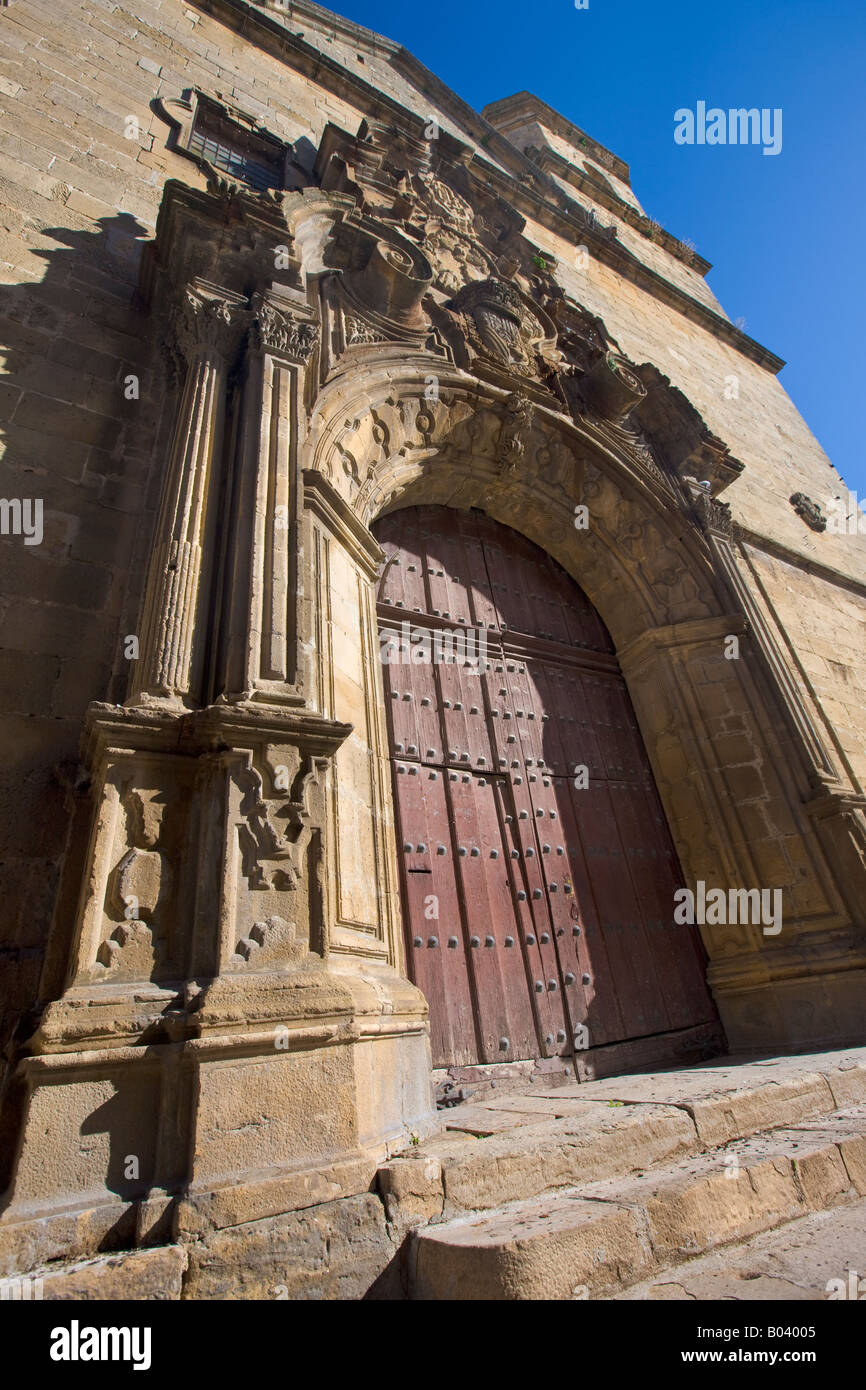 Porta di Iglesia de la Santisima Trinidad (chiesa), città di Ubeda - un sito Patrimonio Mondiale dell'UNESCO, provincia di Jaén Foto Stock