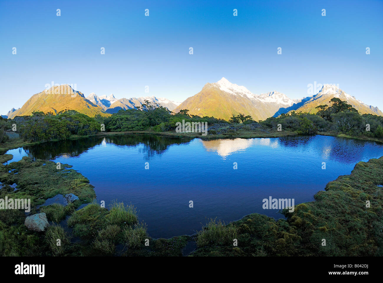 Guardare dal Vertice di chiave per il montaggio di Christina (medio), Fjordland NP, Sud Ovest della Nuova Zelanda Foto Stock