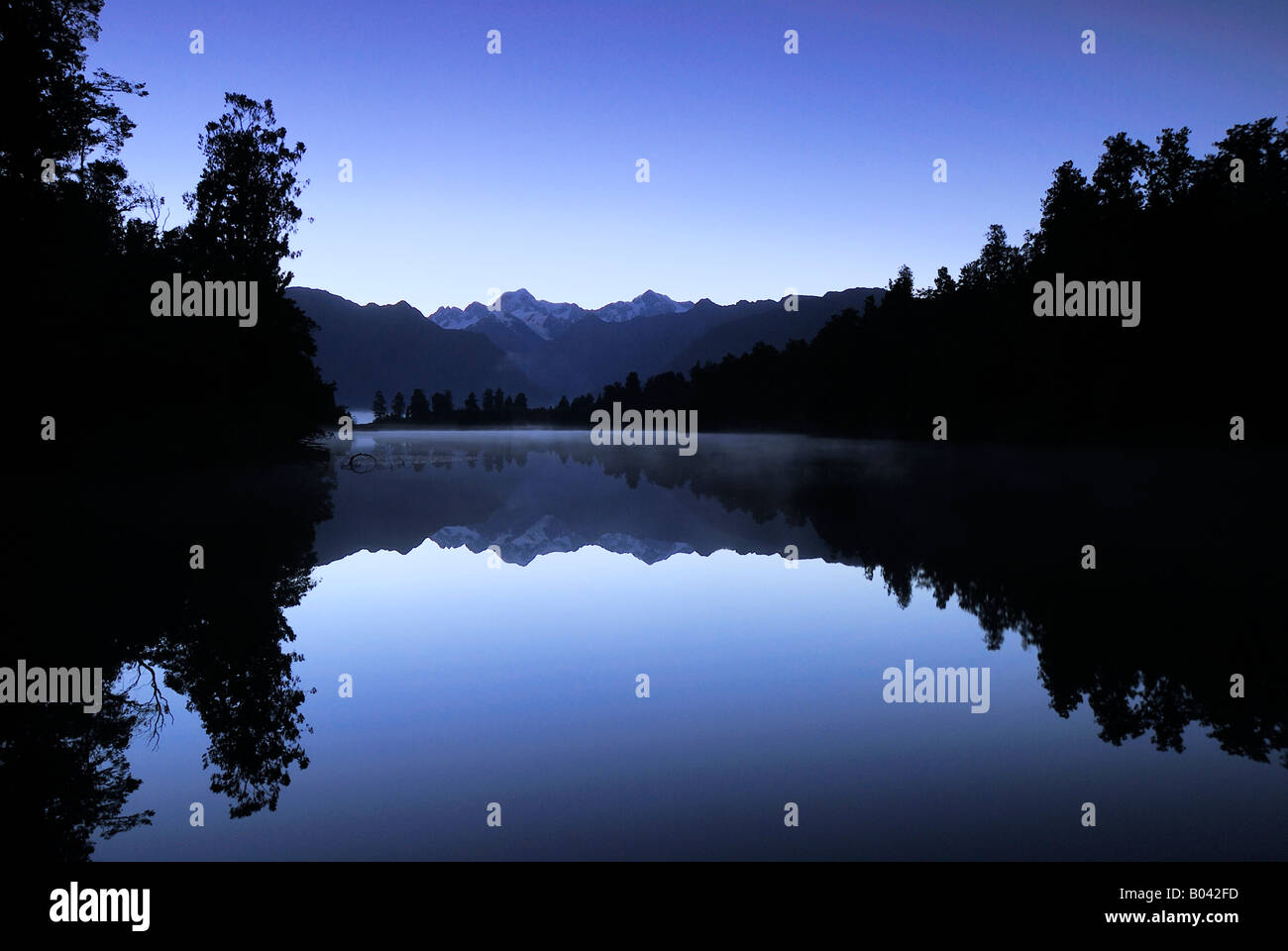 Il lago Matheson nel blu ora, Mount Cook NP, Westland Nationalpark Patrimonio mondiale a sud ovest della Nuova Zelanda Foto Stock