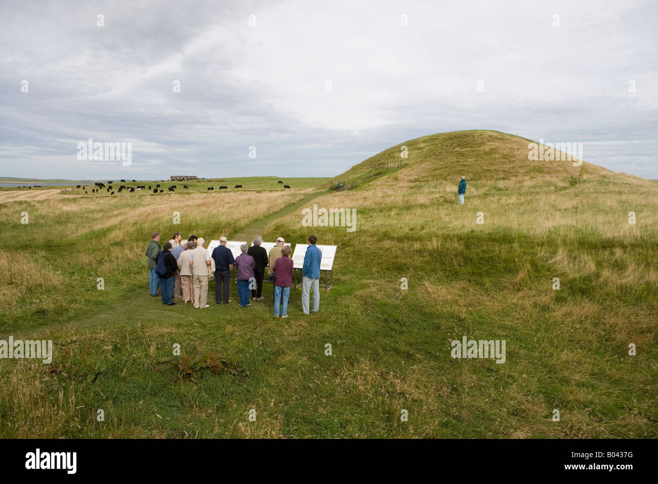 Gruppo di turisti in piedi fuori Maeshowe Orkney Foto Stock