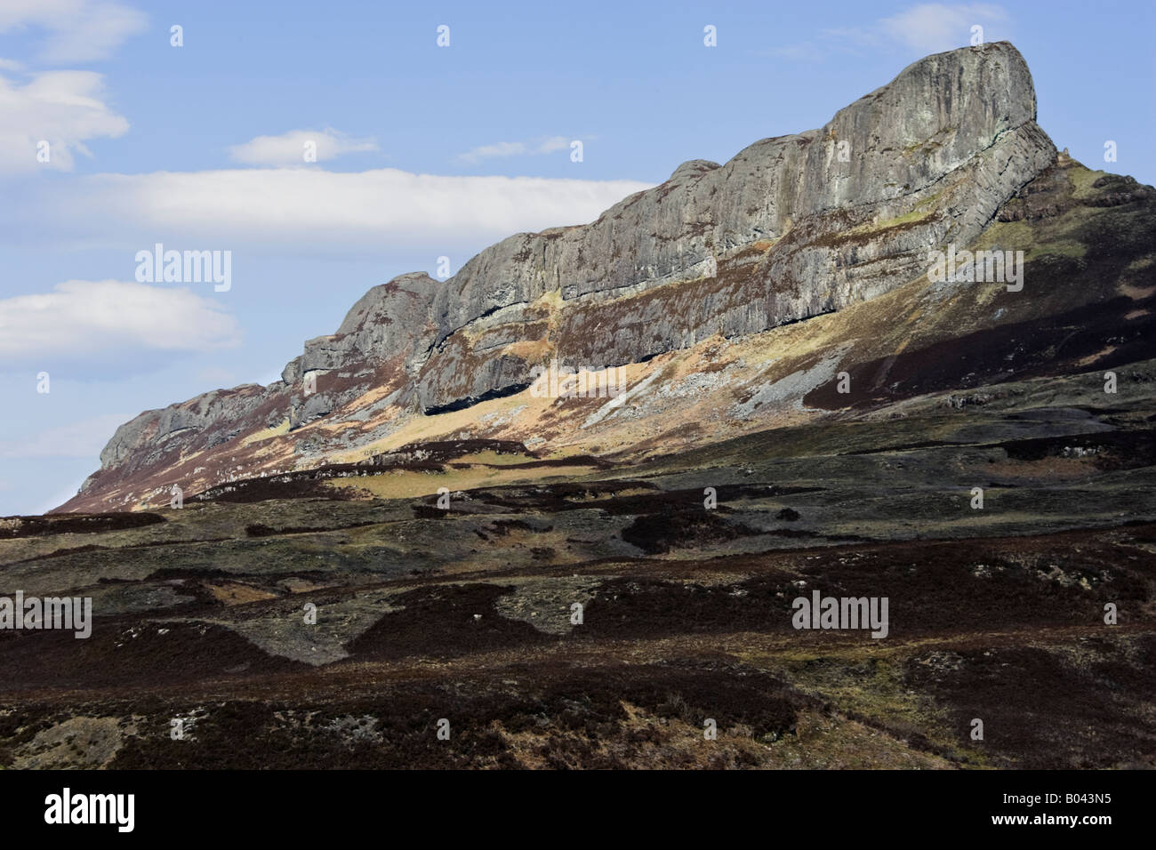 Un Sgurr il colle più alto sulla parte interna delle Ebridi isola di Eigg Foto Stock