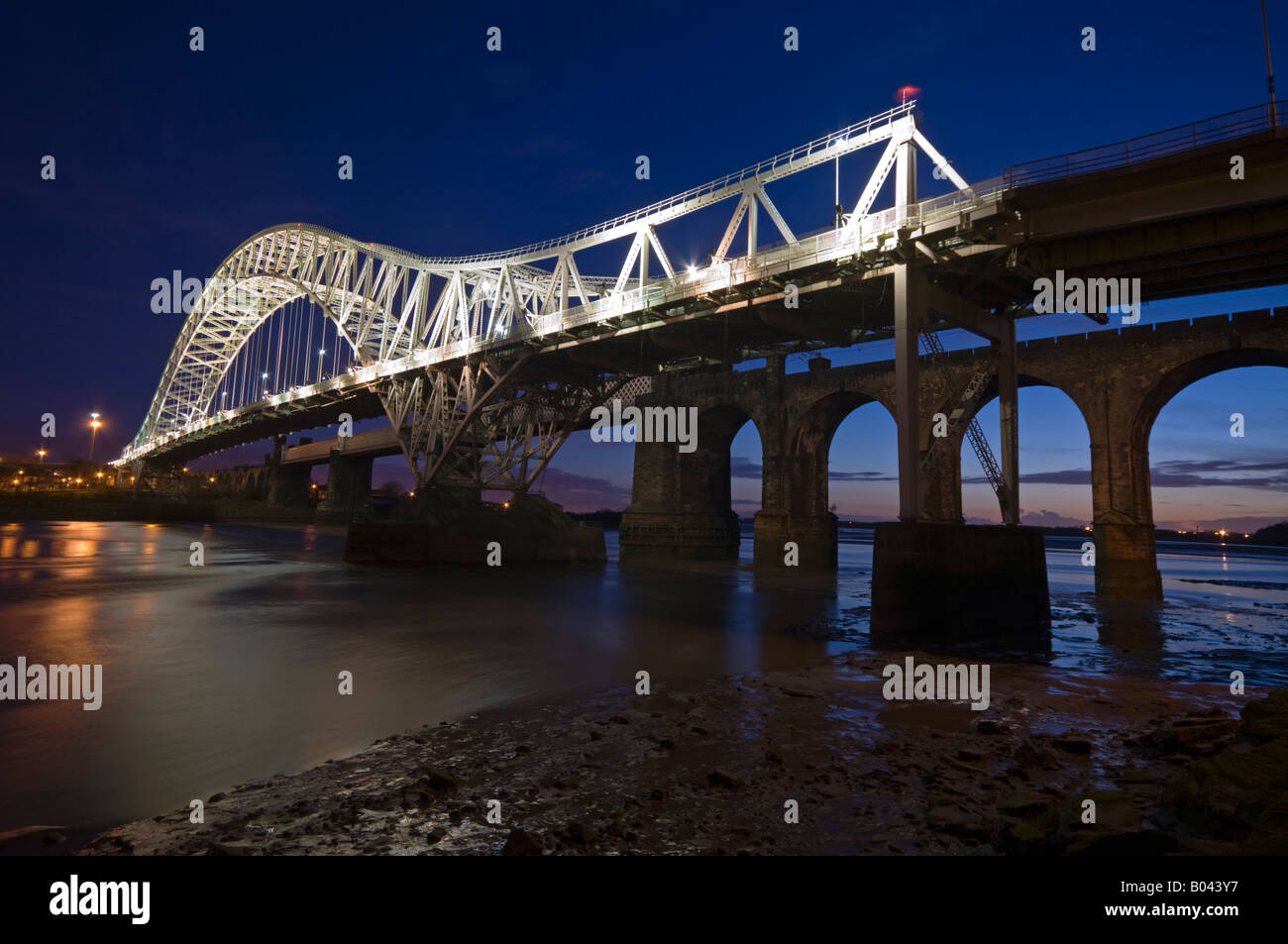 L'impianto di Runcorn e Widnes Transporter Bridge sul fiume Mersey, Runcorn, Cheshire, Inghilterra, Regno Unito Foto Stock