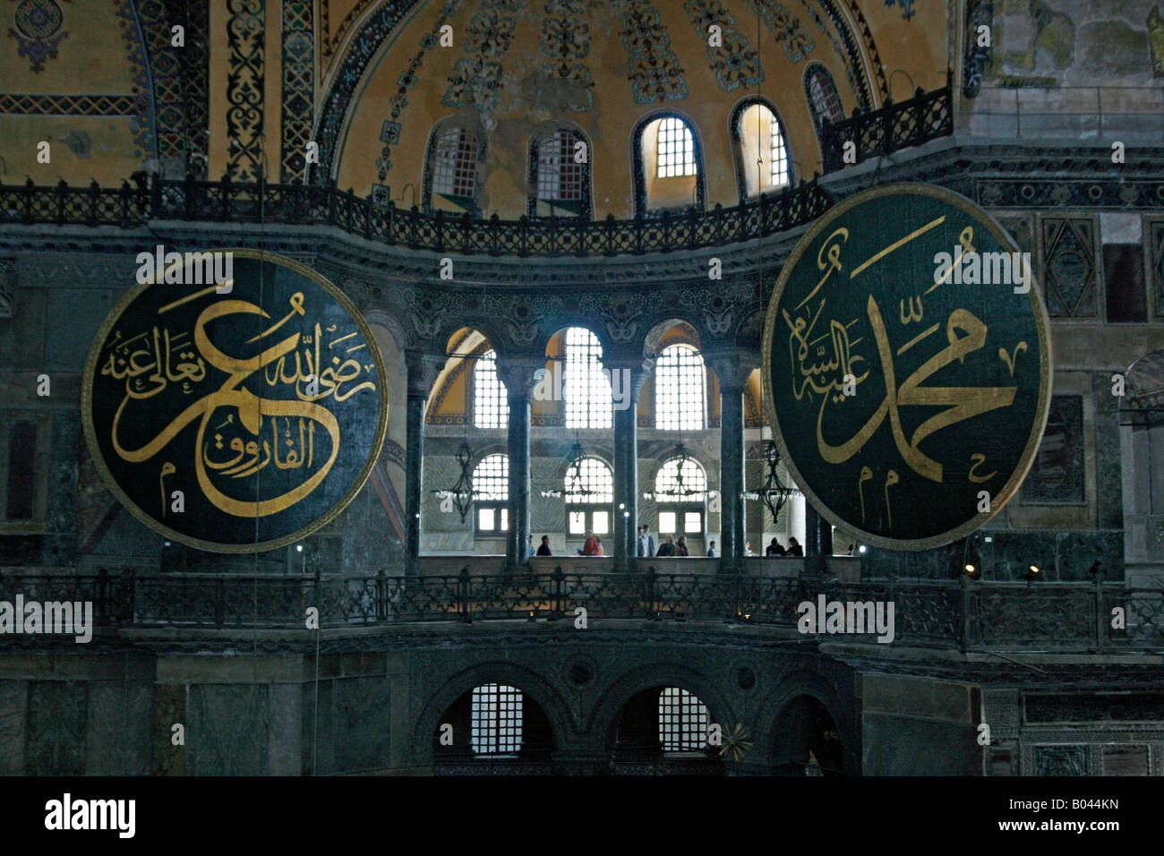 Enormi dischi di legno portano i nomi del califfo Omar e il Profeta Maometto all'Aya Sofya Istanbul Turchia Foto Stock