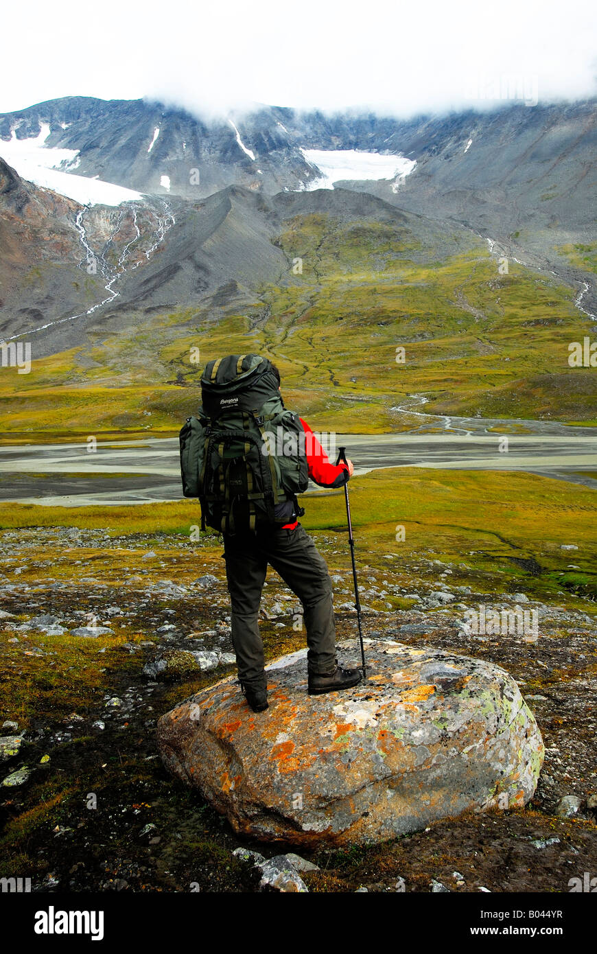 Escursionista nella valle Ruohtesvágge, Sarek NP, UNSECO Patrimonio Mondiale Laponia, Norrbotten, schwedisch Lappland settembre, Svezia Foto Stock