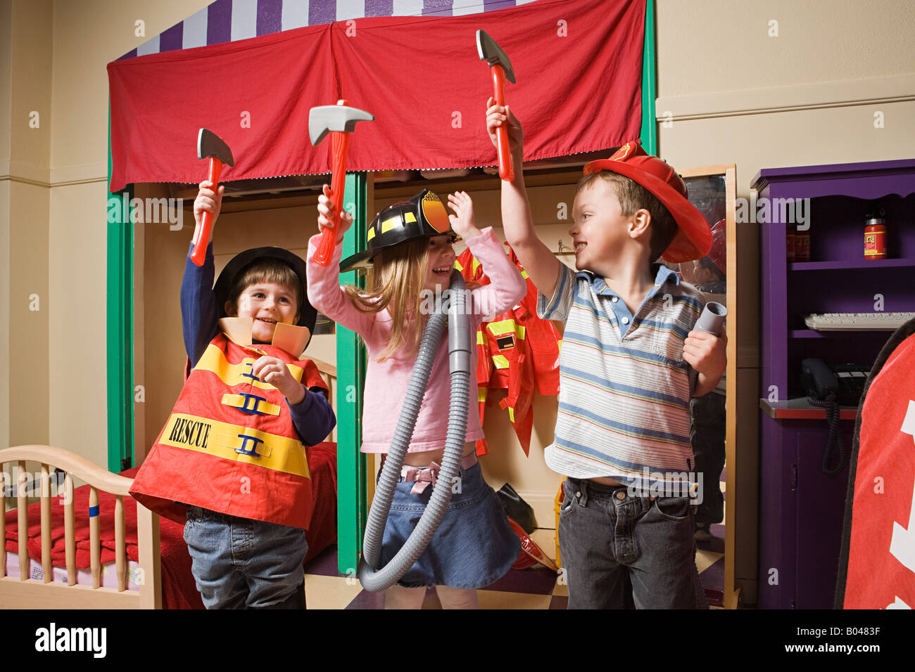 Bambini fingendo di essere vigili del fuoco Foto Stock