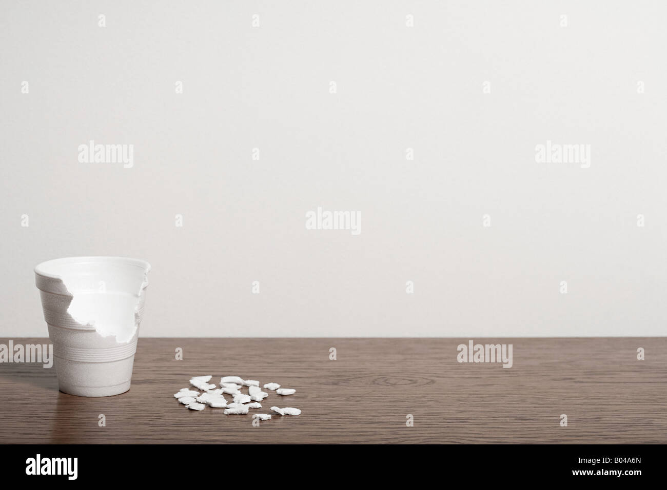 Tazza monouso in pezzi Foto Stock