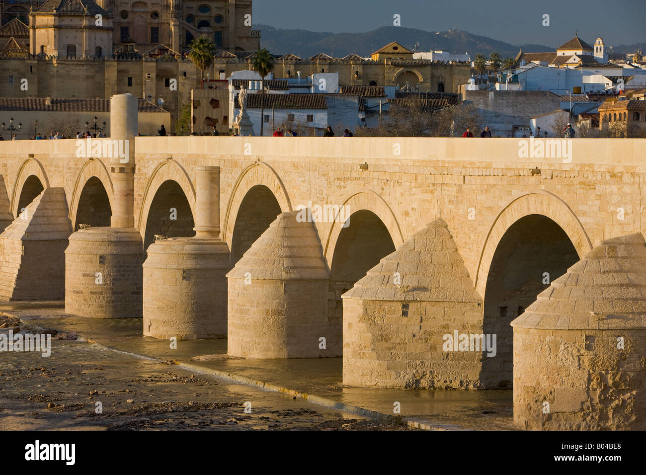 Puente Romano (ponte) che attraversa il Rio Guadalquivir (fiume) nella città di Cordoba, Patrimonio Mondiale dell UNESCO Foto Stock