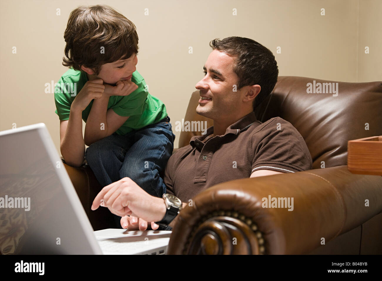 Padre e Figlio con un laptop Foto Stock